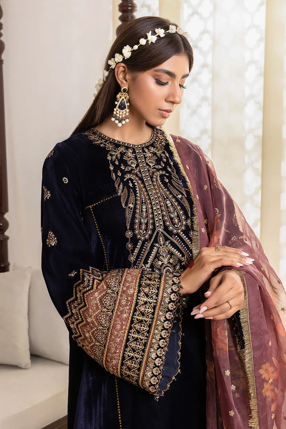 Festive '23 - Embroidered Velvet Uf-424
